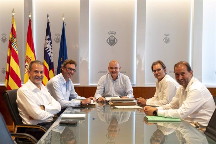 El conseller de Economía, Hacienda e Innovación, Antoni Costa, se reúne con el presidente del Consell de Ibiza, Vicent Marí.