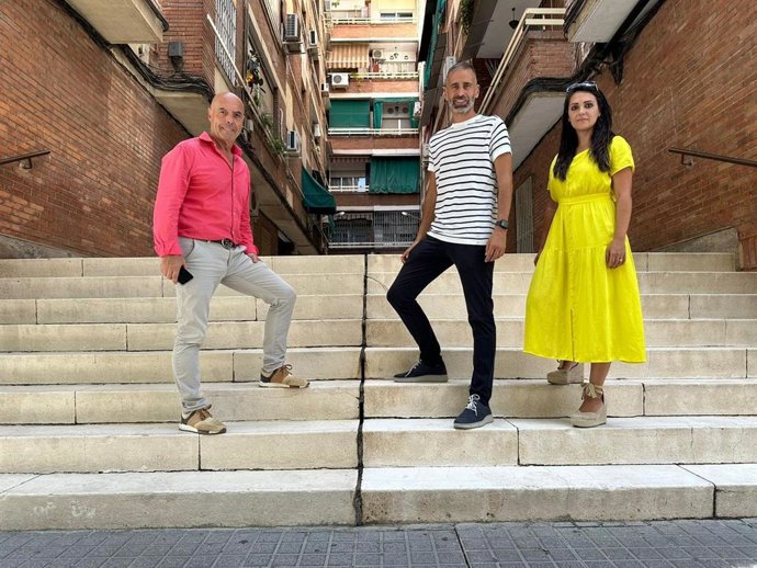 Antonio Hurtado en la calle Platero Repiso junto a los concejales Carmen González y Ángel Ortiz.