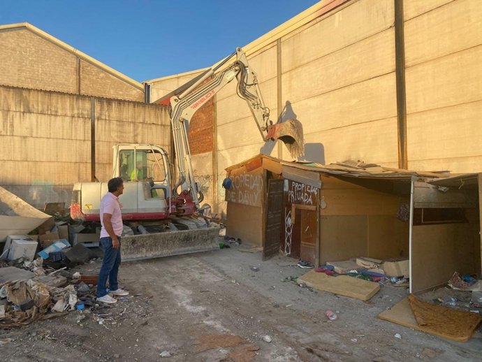 Losa observa los trabajos de desmantelamiento.