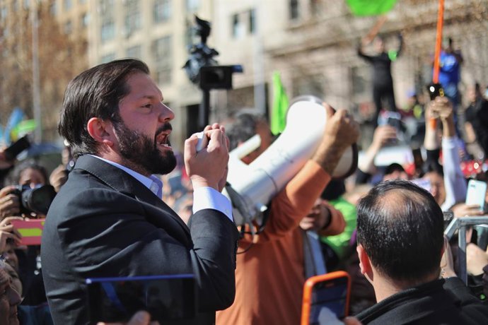 10 August 2023, Chile, Santiago: Chilean President Gabriel Boric (C) speaks at a demonstration in front of La Moneda Palace. Photo: Cba/Agencia Uno/dpa