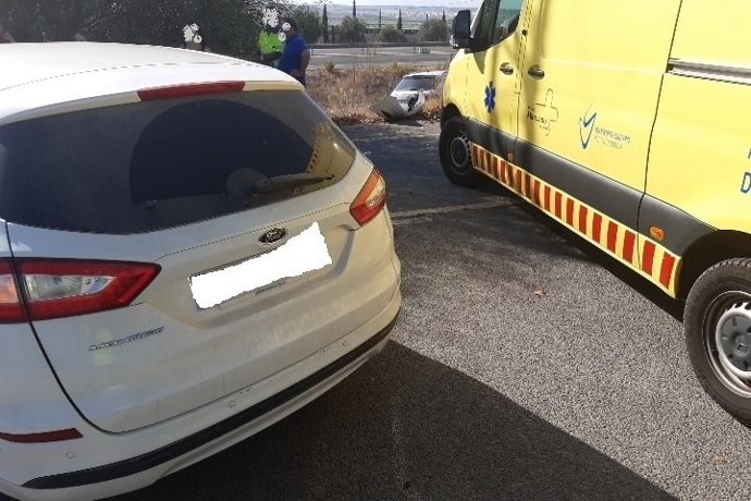Los dos vehículos implicados en el siniestro, y una ambulancia desplazada hasta el lugar