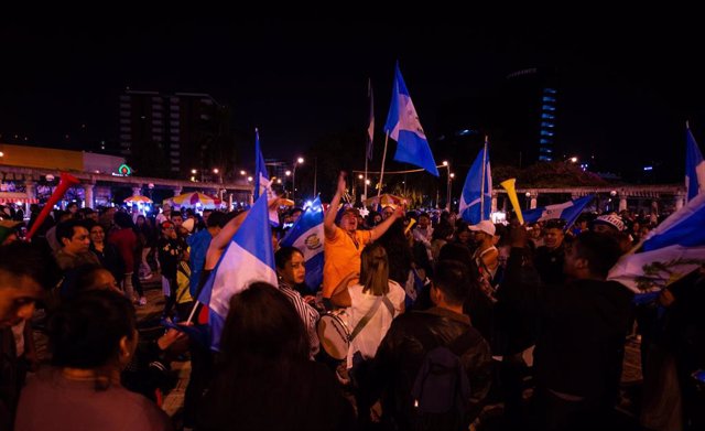 Manifestantes festejan en la capital de Guatemala el triunfo de Bernardo Arévalo