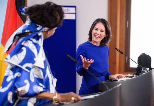 Annalena Baerbock, ministra de Exteriores de Alemania, recibe a su homóloga senegalesa, Aissata Tall Sall