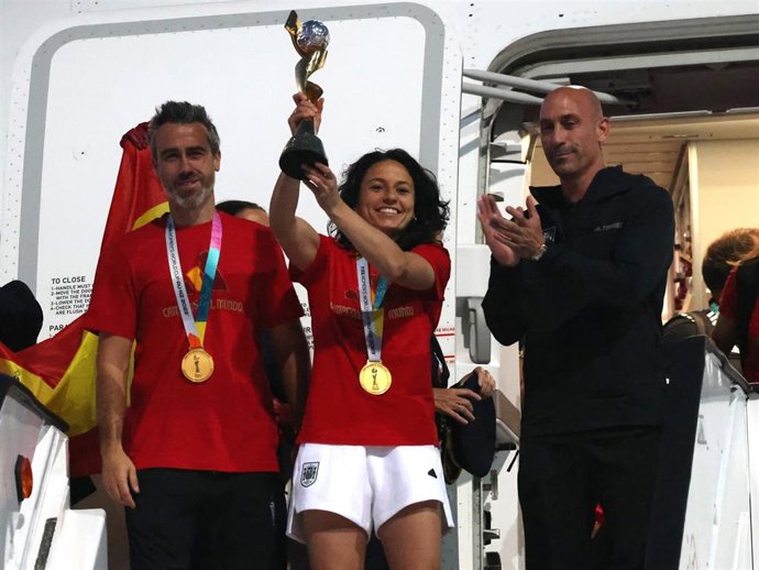 La selección femenina de fútbol llega a España tras convertirse en campeonas del mundo