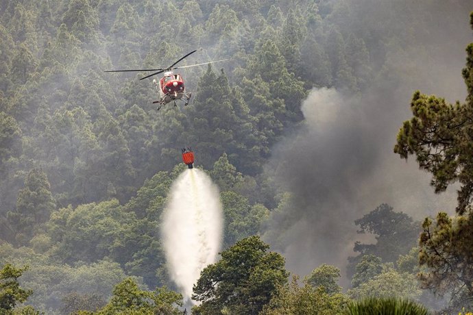 Un hidroavión trabaja en la extinción del incendio forestal, a 19 de agosto de 2023, en La Orotava, Tenerife, Islas Canarias (España). La situación del incendio forestal que comenzó en la noche del 15 de agosto en el monte de Arafo, en la isla de Teneri