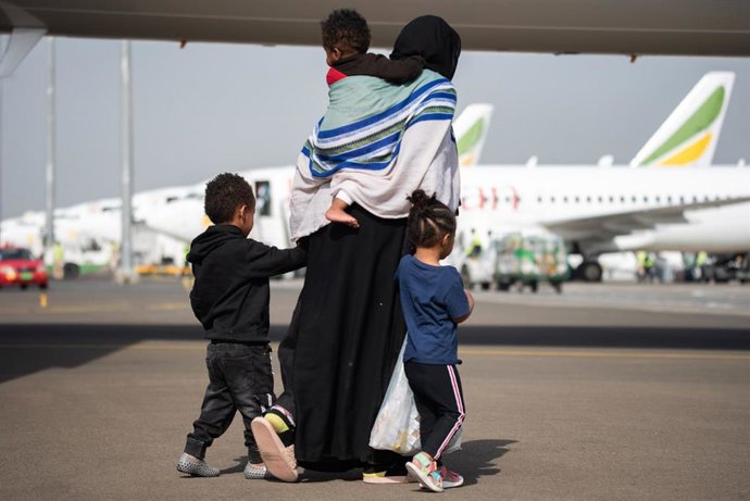 Archivo - Imagen de archivo de una mujer y sus hijos volviendo de Arabia Saudí a Etiopía, en el Aeropuerto Internacional de Adís Abeba
