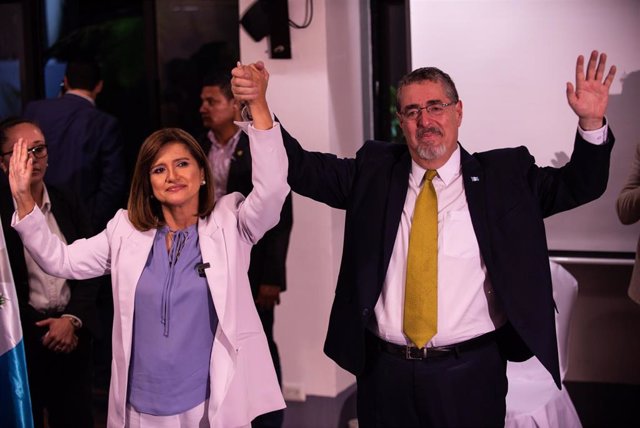 La vicepresidenta electa de Guatemala, Karin Herrera, y el presidente electo, Bernardo Arévalo