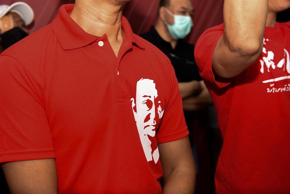 Archivo - Seguidores del ex primer ministro de Tailandia Thaksin Shinawatra  