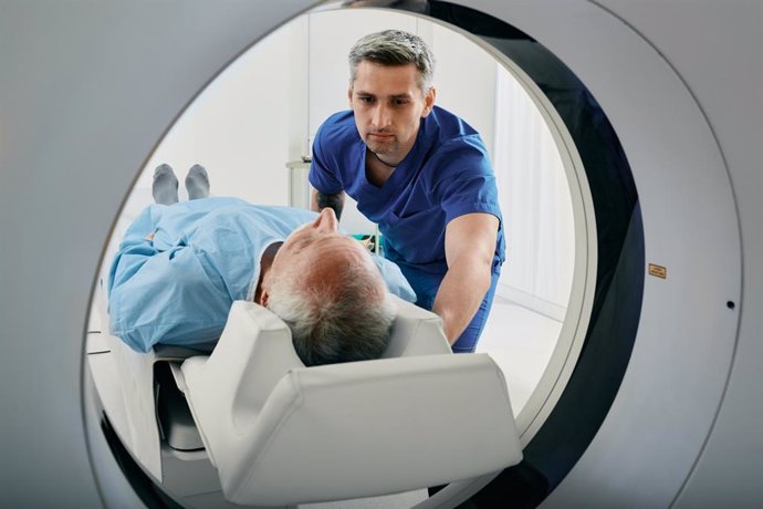 Archivo - Paciente entrando en una resonancia magnética.