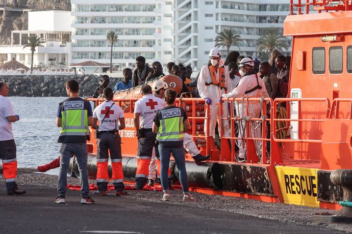 Archivo - Un vaixell de Salvament Marítim amb 200 migrants arriba al Moll d'Arguineguín, a 10 de juliol de 2023, a Gran Canria, Las Palmas, Canries (Espanya).