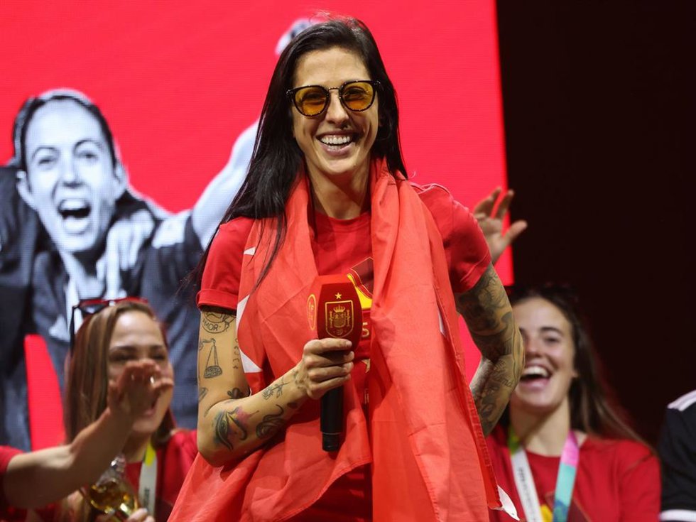 La futbolista Jenni Hermoso durante la celebración de la victoria en Madrid