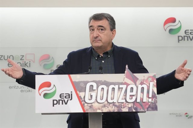 Archivo - El portavoz del PNV en el Congreso de los Diputados, Aitor  Esteban, en una comparecencia en Sabin Etxea en Bilbao, a 25 de diciembre de 2022