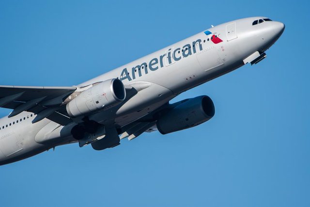 Archivo - FILED - 17 November 2018, Hesse, Frankfurt_Main: A passenger plane of American Airlines is climbing shortly after take-off at Frankfurt Airport. Photo: Silas Stein/dpa