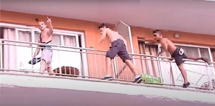 Tres turistas saltan de un balcón a otro en un hotel en Magaluf (Calvi).