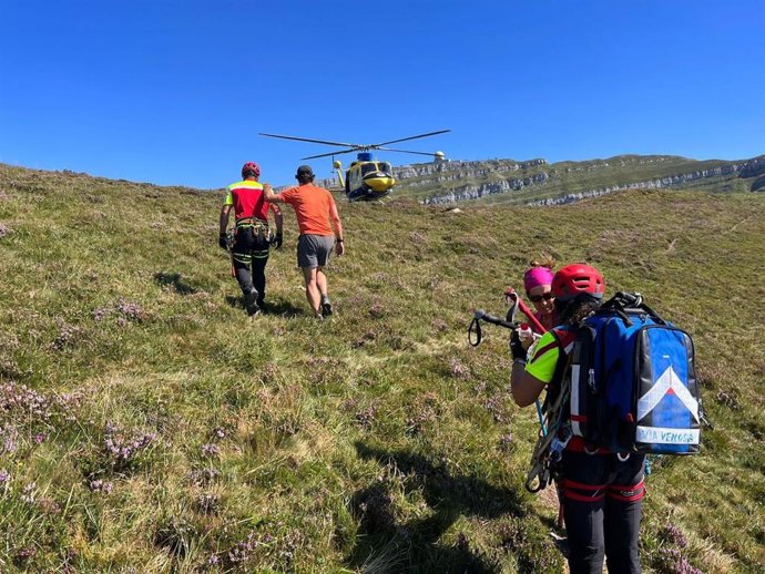 El helicóptero atiende y evacúa a un senderista vasco con síntomas de deshidratación y agotamiento en los Collados del Asón