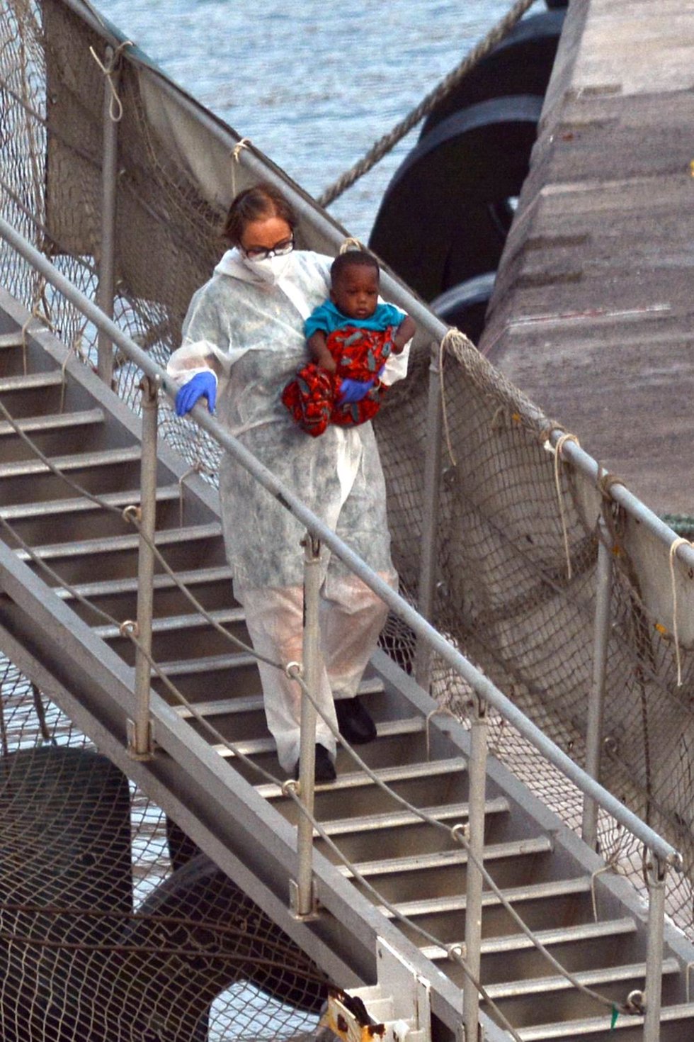 Archivo - El buque oceánico Río Segura (patrullera del Servicio Marítimo de la Guardia Civil) llega al puerto de los Cristianos del sur de Tenerife tras el rescate a una patera de 41 migrantes, entre ellos 9 mujeres y 3 niños que se encuentran en buen e