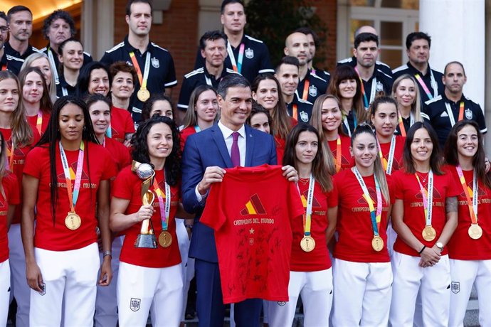 El presidente del Gobierno en funciones, Pedro Sanchez, recibe en La Moncloa a las campeonas del mundo en 2023. 