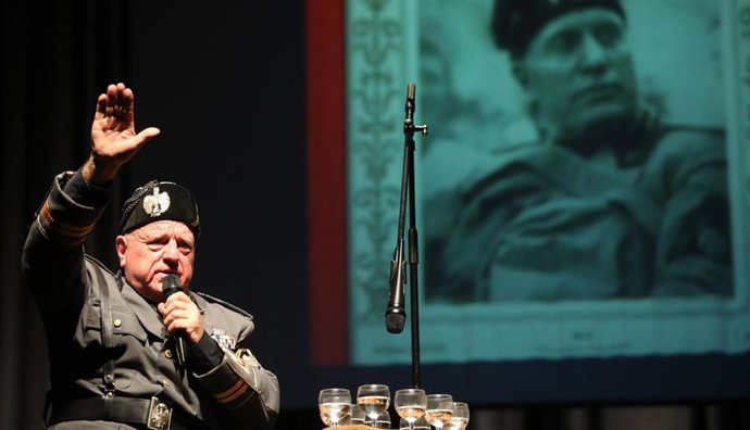 Archivo - El actor Leo Bassi en su obra 'Yo, Mussolini'.