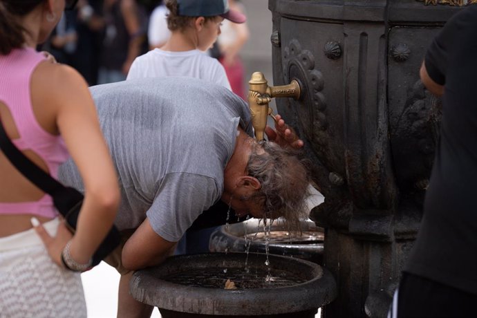 Archivo - Arxiu - Una persona es refresca en la font de Canaletes, a 18 de juliol de 2023, a Barcelona, Catalunya (Espanya). 