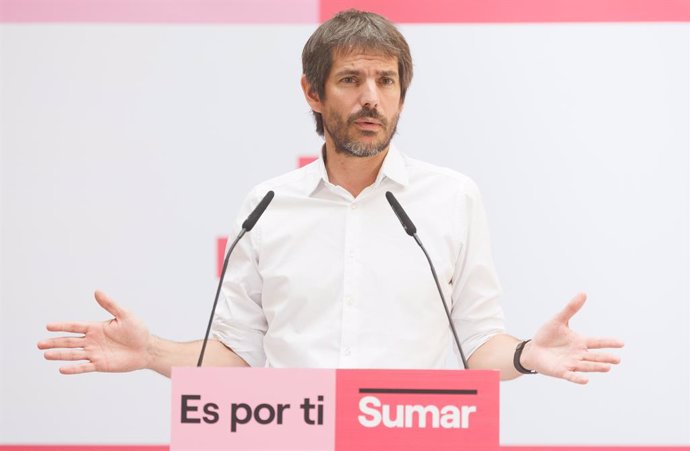 El portavoz de Sumar, Ernest Urtasun, interviene durante una rueda de prensa tras las elecciones generales del 23J, en Espacio Larra, a 24 de julio de 2023, en Madrid (España).