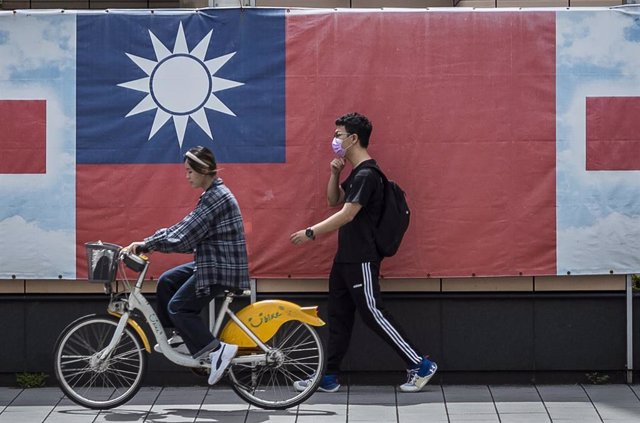 Archivo - Dos personas caminan por las calles de Taipei, Taiwán.