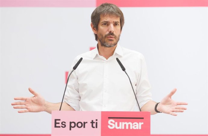 El portavoz de Sumar, Ernest Urtasun, interviene durante una rueda de prensa tras las elecciones generales del 23J, en Espacio Larra, a 24 de julio de 2023, en Madrid (España).