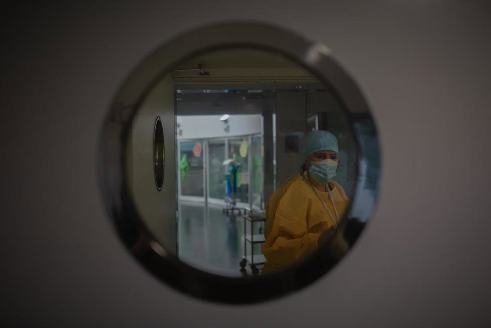 Archivo - Un trabajador sanitario protegido en la Unidad de Cuidados Intensivos en una imagen de archivo