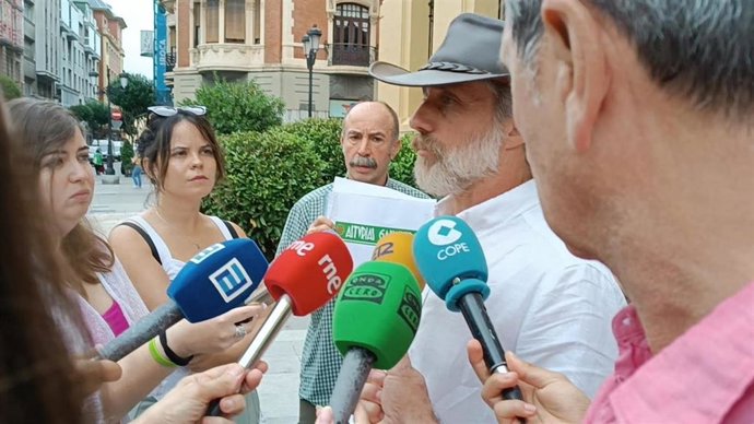 El portavoz de Asturias Ganadera, Xuan Valladares, atendiendo a los medios