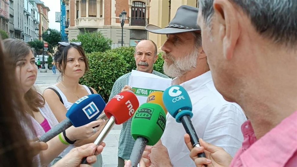 El portavoz de Asturias Ganadera, Xuan Valladares, atendiendo a los medios