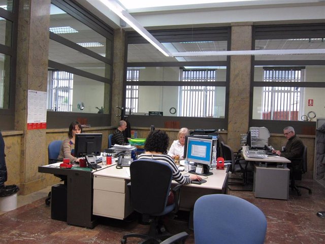 Archivo - Trabajadores en una oficina