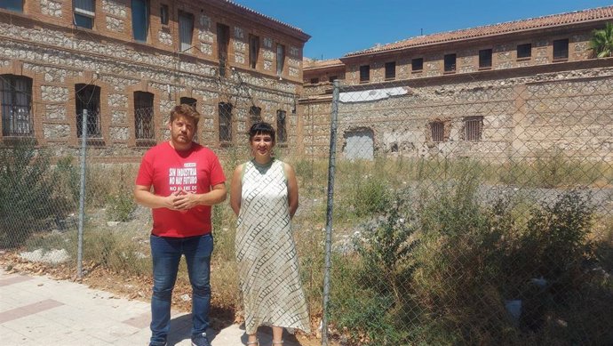 La portavoz del grupo municipal de Con Málaga,  Toni Morillas, y el viceportavoz, Nicolás Sguiglia, en la antigua prisión de Cruz de Humilladero