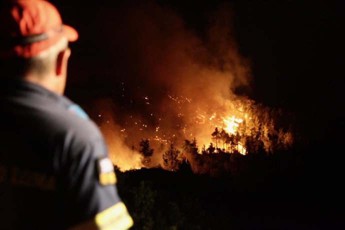 Un incendio activo en la isla de Rodes, en Grecia (Archivo)
