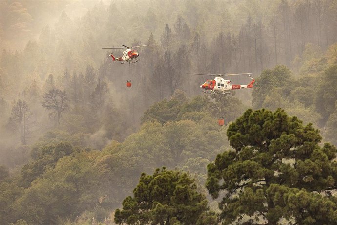 Hidroaviones trabajan en la extinción del incendio forestal, a 19 de agosto de 2023, en La Orotava, Tenerife, Islas Canarias (España). La situación del incendio forestal que comenzó en la noche del 15 de agosto en el monte de Arafo, en la isla de Teneri