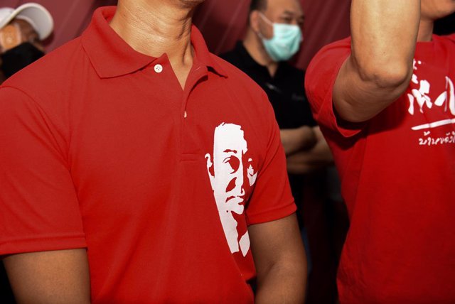 Archivo - Seguidores del ex primer ministro de Tailandia Thaksin Shinawatra