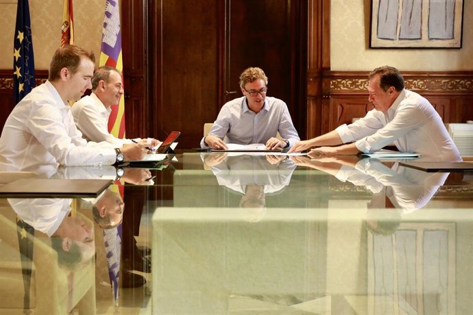 El vicepresidente del Govern, Toni Costa, reunido este martes en la sede de la Conselleria de Economía, Hacienda e Innovación.
