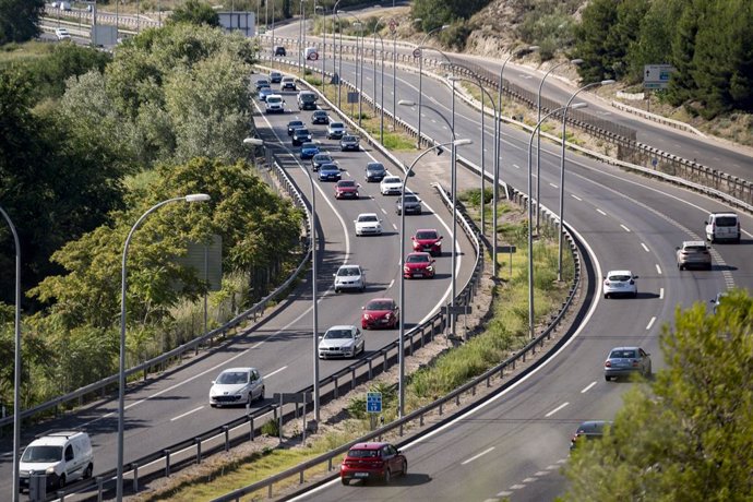 Varios coches circulan en la autovía A-3, a 11 de agosto de 2023, en Madrid (España). 