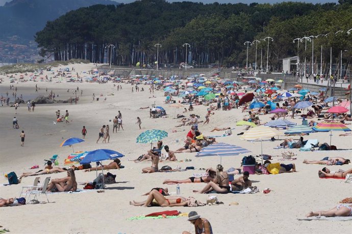 Archivo - Varias personas se bañan y toman el sol en la playa de Samil, en Vigo, Pontevedra, Galicia (España). Galicia vive un fin de semana con temperaturas de verano y las máximas superarán este domingo los 25 grados en gran parte de la Comunidad. Así