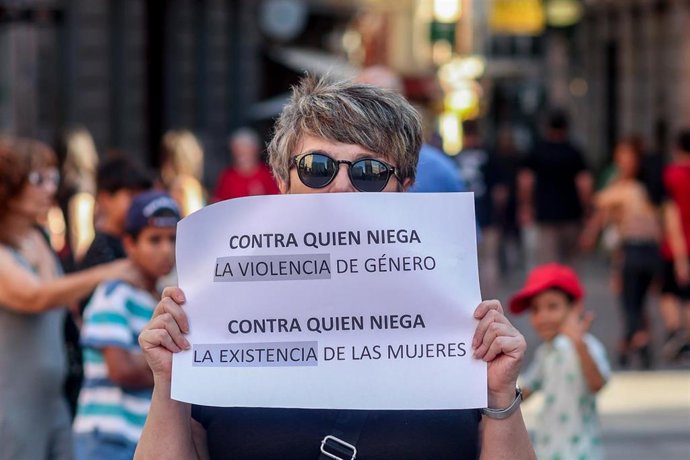 Archivo - Varias personas protestan contra la violencia de género, en la plaza de Callao, a 20 de julio de 2023, en Madrid (España). Foto de archivo.