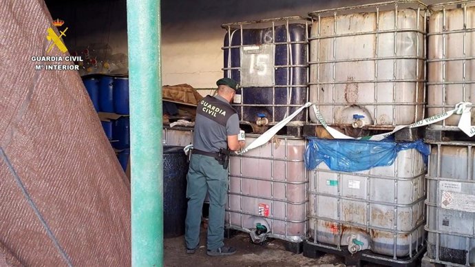 La Guardia Civil ha inmovilizado 23.830 litros de aceite usado de origen vegetal en una empresa de Rociana del Condado.