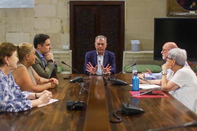Archivo - El alcalde de Sevilla, José Luis Sanz, se reúne con representantes de la plataforma Nosotros también somos Sevilla, del Polígono Sur, en una foto de archivo.