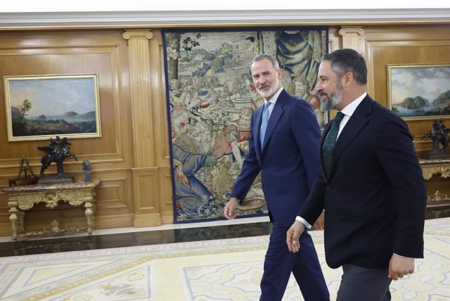 Archivo - El Rey Felipe VI con Santiago Abascal, presidente de Vox