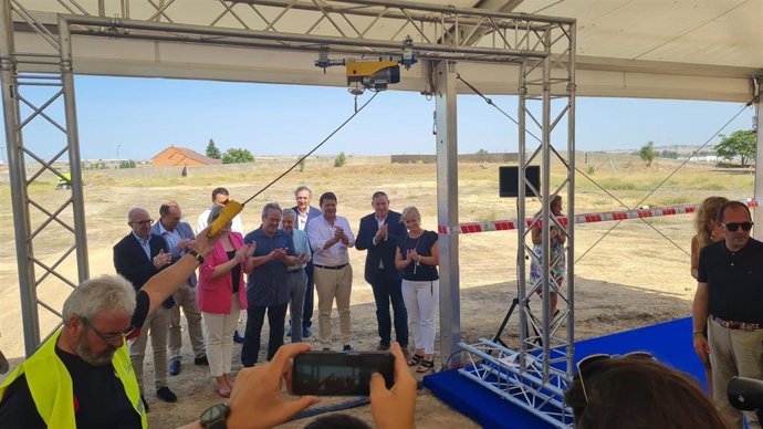 El presidente de la Junta, Alfonso Fernández Mañueco, junto al resto de las autoridades, durante la colocación de la primera piedra de la residencia de Zamora. Cedida por el PP.