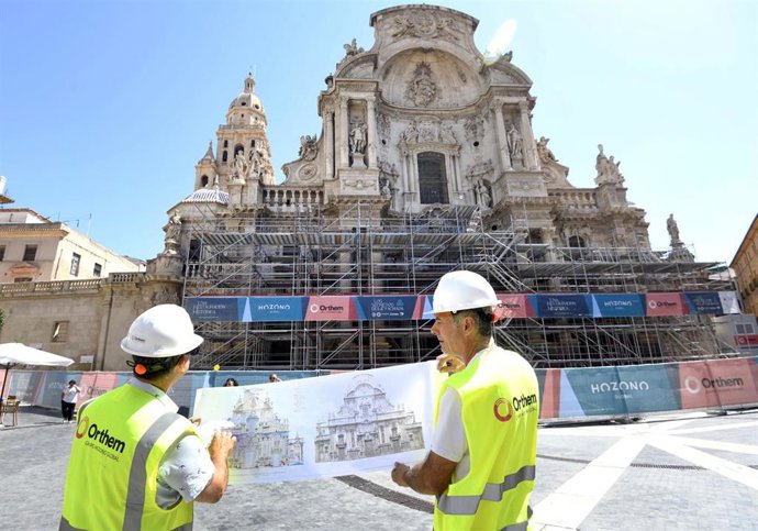 El andamio para la restauración de la Catedral de Murcia ya cubre cerca de la mitad del imafronte