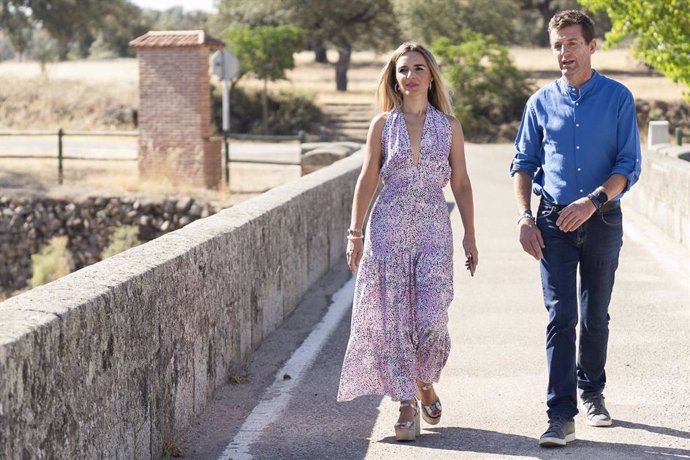 La vicepresidenta del Patronato Provincial de Turismo, Narci Ruiz, con el alcalde de Pedroche, Juan Ignacio Romero.