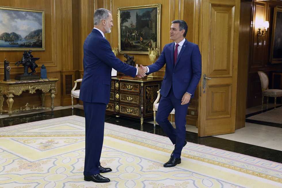 22 August 2023, Spain, Madrid: King Felipe VI of Spain (L) receives Spain's acting Prime Minister Pedro Sanchez, at the Zarzuela Palace in Madrid. Photo: Chema Moya/POOL EFE/dpa - ACHTUNG: Verwendung nur bis zum 01.09.2023