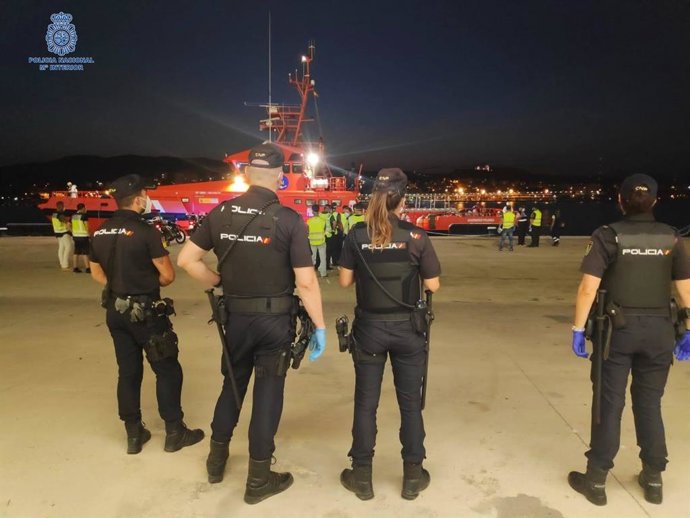 Archivo - Prisión provisional para dos patrones de una patera con 28 pasajeros, dos de ellos menores y una embarazada