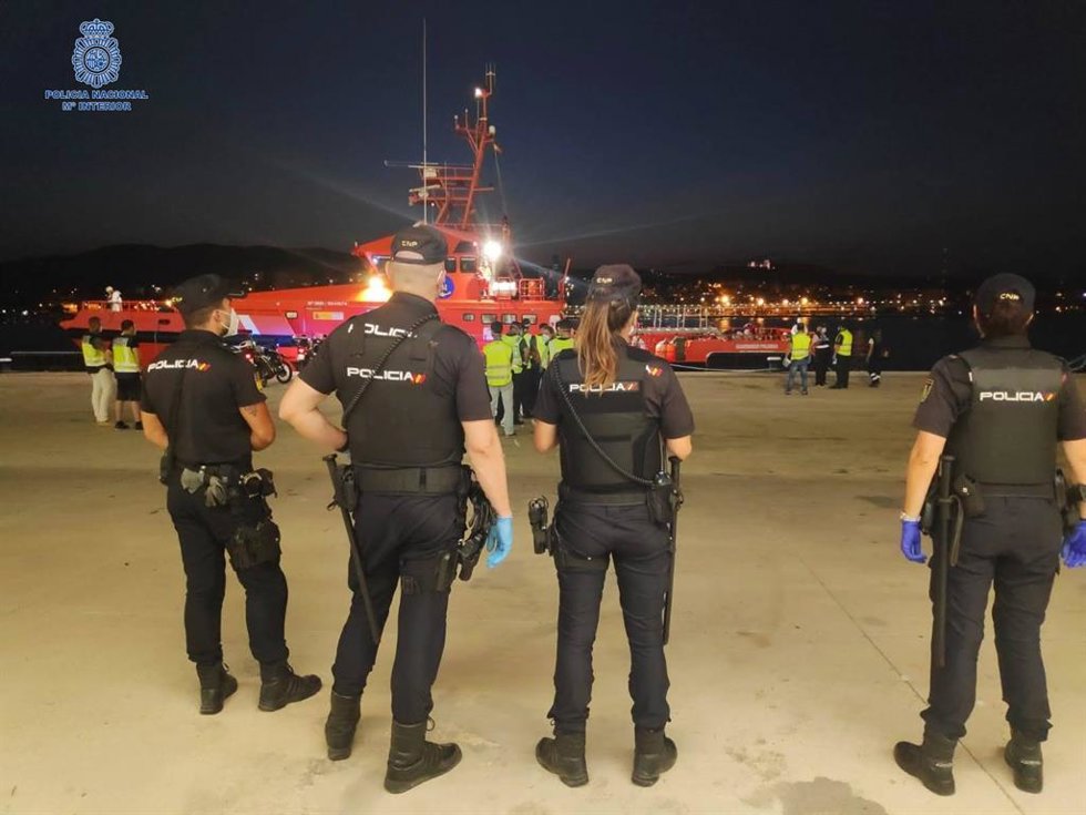 Archivo - Prisión provisional para dos patrones de una patera con 28 pasajeros, dos de ellos menores y una embarazada