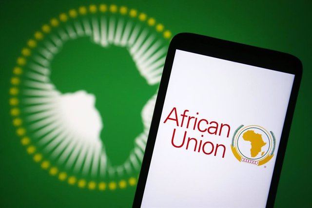 Archivo - April 17, 2023, Ukraine: In this photo illustration, African Union (AU) logo is seen on a smartphone and African Union flag on a pc screen.