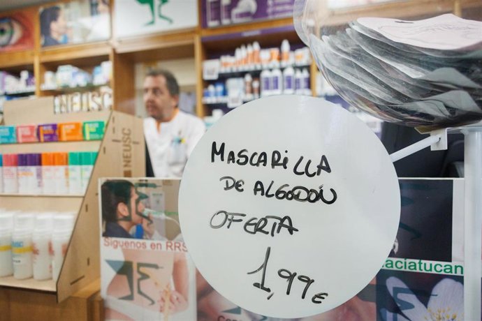 Archivo - Mascarillas en oferta el día del fin de su obligatoriedad en el interior de la Farmacia Tucán 7