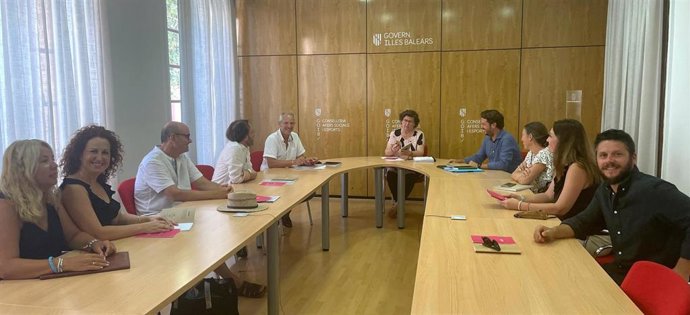 La consellera de Familias y Asuntos Sociales, Catalina Cirer, con la Federación de Salud Mental